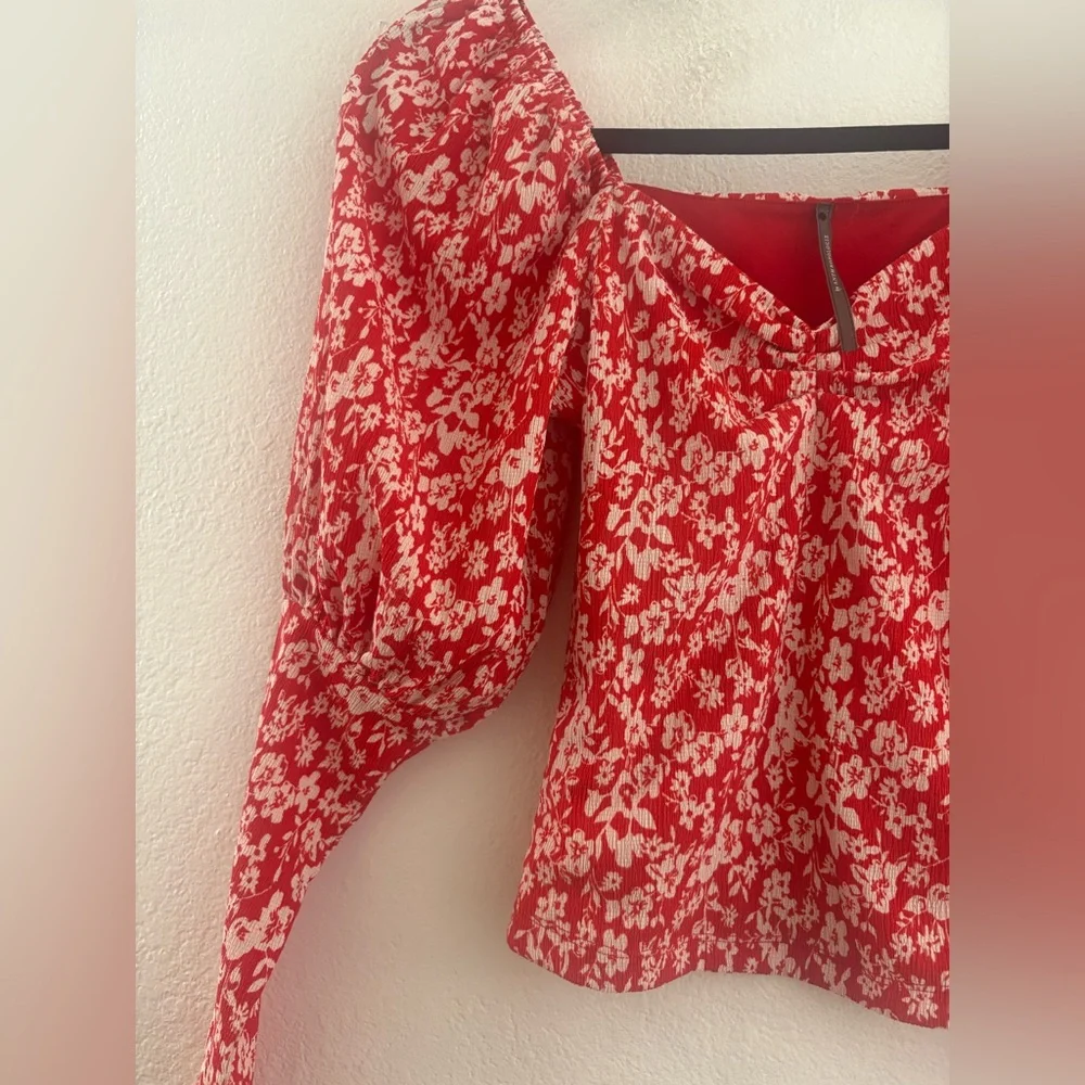 Anthropologie red and white floral sweetheart smocked blouse with puff sleeve S